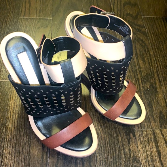 BCBG wedge heels - Picture 1 of 3